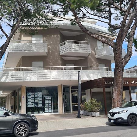 Residence Gallo - Walterigato Apartments Per Solo Famiglie Лидо-ди-Езоло Экстерьер фото